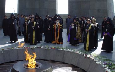 Visit to Tsitsernakaberd by Pope Shenouda III and Catholicos Karekin II