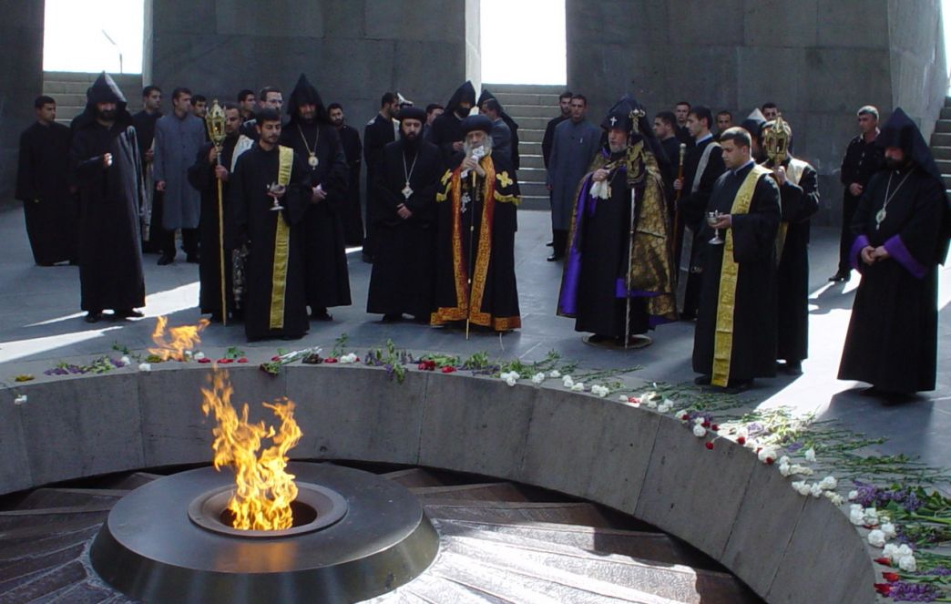 Visit to Tsitsernakaberd by Pope Shenouda III and Catholicos Karekin II