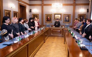 Catholicos of All Armenians Received the Heads of the Youth Centers