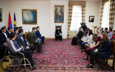 Catholicos of All Armenians Met the M. Heratsi Medical Students and Soldiers