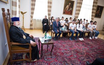 Catholicos of All Armenians Received Students of Paris and Marseille Armenian Colleges