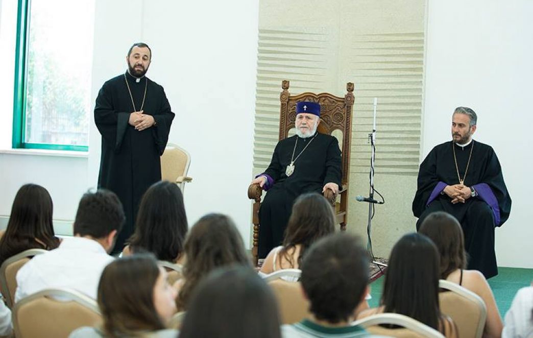 Catholicos of All Armenians Received Youth from the Armenian Diocese of Argentina