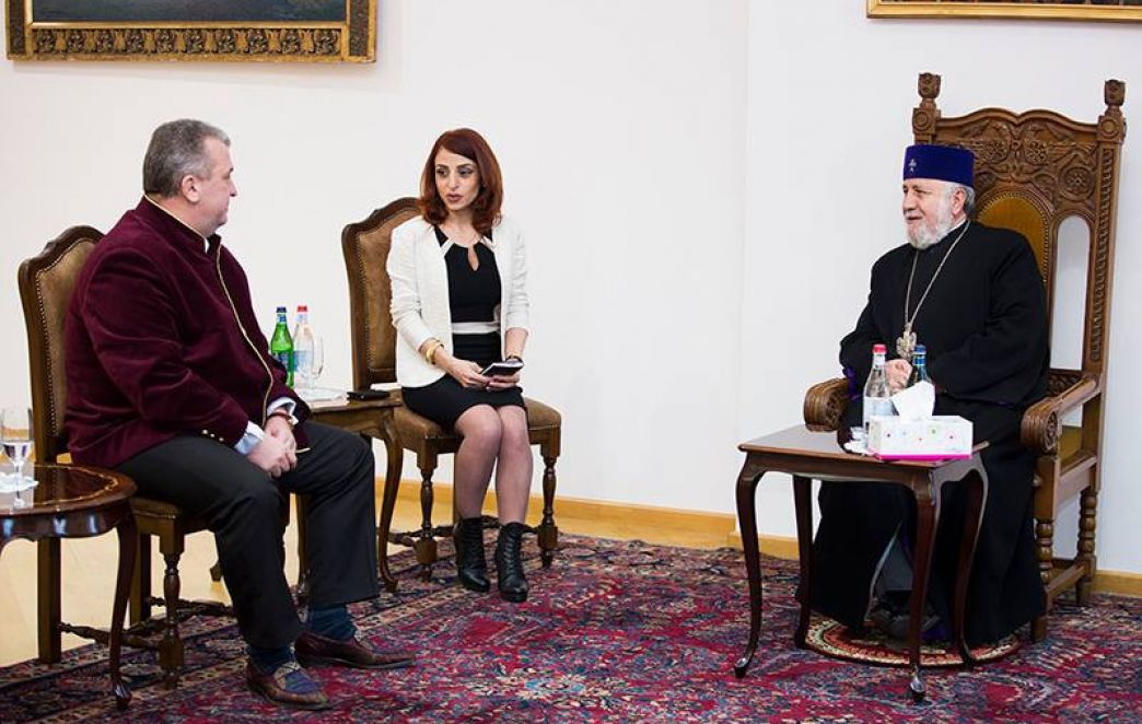 Armenian Pontiff Receives Ambassador of Romania