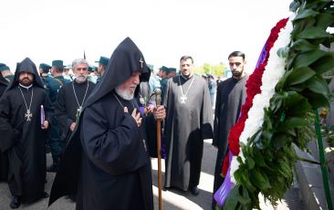 Following the Divine Lirutgy  on the occasion of the Feast of St. Gayane and Her Companions and the Republican Prayer, the Catholicos of All Armenians visited the Sardarapat Memorial