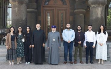 The Catholicos of All Armenians received the young pilgrims of the Western Diocese of the Armenian Church of North America