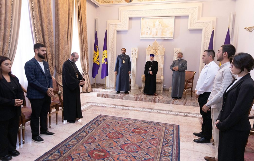 The Catholicos of All Armenians received the volunteers involved in the organizational work of the Blessing of the Holy Muron and the re-consecration ceremonies of the Mother Cathedral