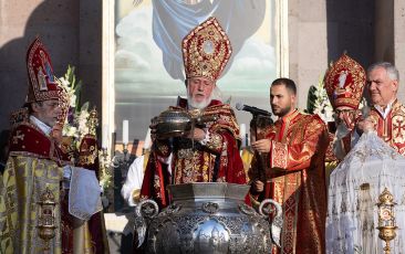 The fourth Muron of the 21st century was blessed by the Catholicos of All Armenians and was named "Seal of Identity"