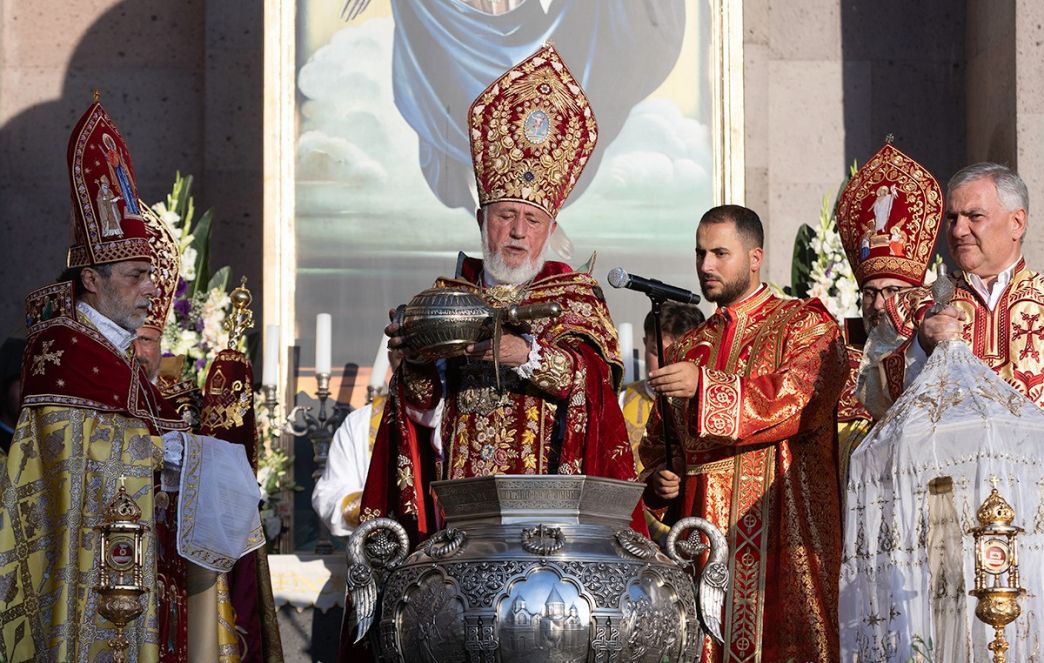 The fourth Muron of the 21st century was blessed by the Catholicos of All Armenians and was named "Seal of Identity"