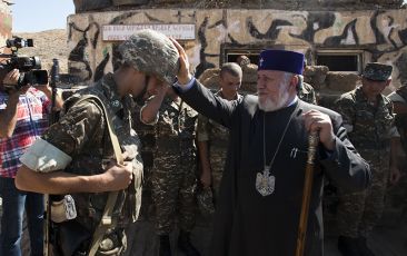 Католикос Всех Армян посетил передовую линию в Арцахе