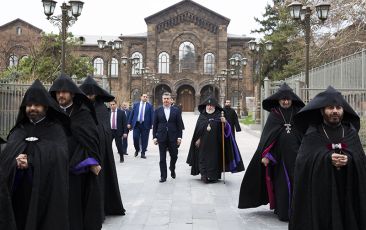 В Святом Эчмиадзине был совершен чин панихиды по погибшим в апрельской войне солдатам