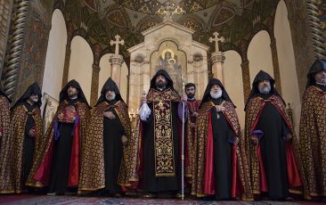 В Первопрестольном Святом Эчмиадзине совершен молебен за упокой души Шарля Азнавура