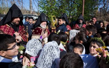 The Catholicos of All Armenians blessed hundreds of children gathered in the Mother See