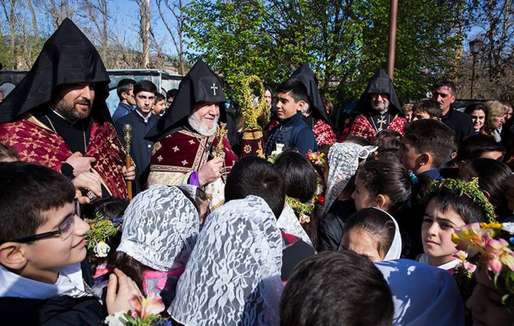 Католикос Всех Армян благословил собравшихся в Святом Эчмиадзине сотни детей