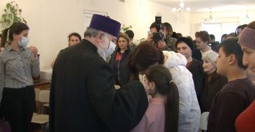 Catholicos of All Armenians Visited the Shelter Hosted the People of Artsakh