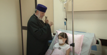 Catholicos of All Armenians and Mrs. Anna Hakobyan visits R. Yeolyan Hematology Center in Yerevan