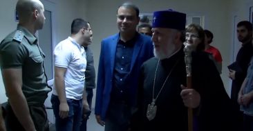 Catholicos of All Armenians Blessed the Soldiers Who will Receive Treatment in India