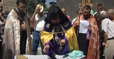 Consecartion of a cross in Aparan