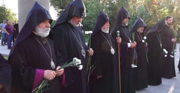 The Patriarch of All Armenians visited the "Yerablur" Military Pantheon