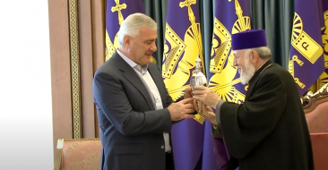 The Catholicos of All Armenians presented a silver jug ​​to national philanthropist Samvel Karapetyan