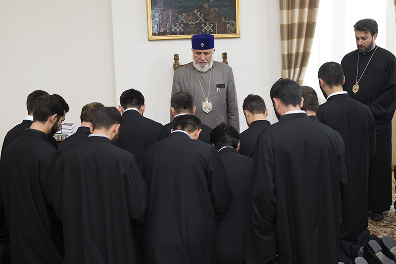 Католикос Всех Армян встретился с новопосвященными священнослужителями